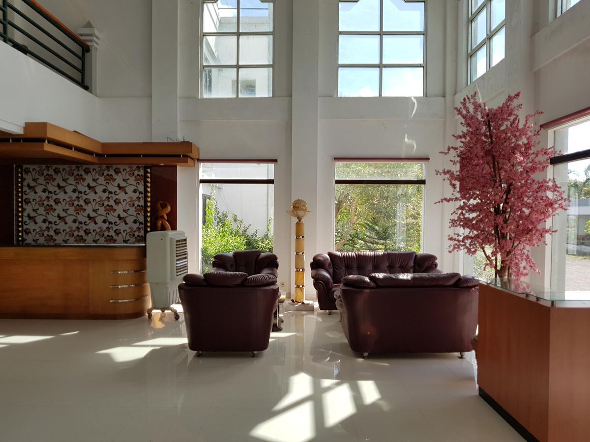Grand Royal Taliwang Hotel Kültér fotó